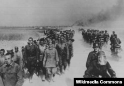 Stalinin çox sayda peşəkar zabitləri güllələtdirərək sovet ordusunu bərbad hala salması nəticəsində Hitler Almaniyasının qoşunları müharibənin ilk bir neçə ayı ərzində paytaxt Moskvanın civarlarına qədər irəliləməyə nail olmuş, bu prosesdə milyonlarla sovet əsgərini əsir götürmüş, yüzlərlə şəhər və qəsəbəni viran qoymuşdular.