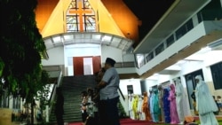 Para siswa dan guru Madrasah Ibtidaiyah (MI) Islamiyyah-Plosogenuk menjalankan salat Maghrib di halaman gereja di komplek SD Kristen Petra Jombang. (Foto: VOA/Petrus Riski)