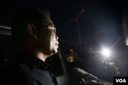 លោក អ៊ី សារ៉ុម នាយក​ប្រតិបត្តិ​អង្គការ​សិទ្ធិ​លំនៅស្ថាន សមាគមន៍​ធាងត្នោត​ត្រូវបាន​ដោះលែង​បន្ទាប់​ពី​ប៉ូលិស​ខ័ណ្ឌ​ដង្កោ​នៃ​រាជធានី​ភ្នំពេញ​សាកសួរ។ លោក សារុំ​ត្រូវ​បាន​ចាប់​ខ្លួន​ក្នុង​អំឡុង​ពេល​លោក​ចូលរួម​យុទ្ធនាការ«ថ្ងៃច័ន្ទពណ៌ខ្មៅ» កាលពី​ព្រឹក​ថ្ងៃច័ន្ទ​ទី​០៩​ឧសភា​នេះ។ (ឡេង ឡែន/VOA)