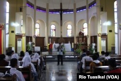 Wakil Ketua Dewan Paroki Servatius, Mathius Nalih Ungin, mengatakan tur budaya ini sangat baik untuk menanamkan jiwa kebersamaan. (Foto: VOA/Rio Tuasikal)