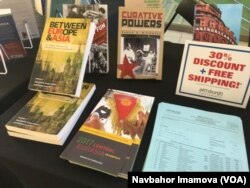 Anjumanda ko'z-ko'z qilinayotgan kitoblar