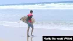 Sur la plage à Assinie, le 16 avril 2017. (VOA/Narita Namasté)