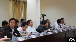 ក្រុម​តំណាង​ម្ចាស់​រោងចក្រអង្គុយ​រង់ចាំ​ការប្រជុំ​ដើម្បី​ចរចា​ការតម្លើង​ប្រាក់ឈ្នួល​កម្មករ​រោងចក្រ។ (ខាន់ សុគុំមនោ/VOA)