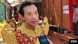 លោក អ៊ឹង សុជាតា ជាគ្រូ​របាំ​ដែល​ដឹក​នាំ​ការ​សម្ដែង​ល្ខោន​ខោលរឿងរាមកេរ្ត៍​ នៅ​មហោស្រព​វប្បធម៌​ខ្មែរ​ប្រចាំ​ឆ្នាំ២០១៩ កាល​ពី​ថ្ងៃ​អាទិត្យ ២៥​ សីហា ២០១៩ នៅ​ឯ​វត្ត​ពុទ្ធិការាម ក្នុង​ទីក្រុង Silver Spring រដ្ឋ Maryland។​ (ចាប ចិត្រា/VOA)