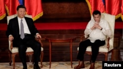 中国国家主席习近平与菲律宾总统杜特尔特2018年11月20日在菲律宾马尼拉举行会晤。（路透社）