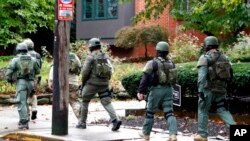 نیرو های امنیتی در نزدیکی کنیسۀ یهودیان در ایالت پنسلوانیا