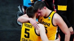 Emotivan izlazak sa terena Luke Garze u posljednjoj utakmici koju je odigrao za Iowa Hawkeyes, 22.03.2021.