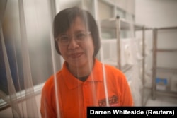 FILE - Adi Utarini, pemimpin proyek Program Penghapusan Demam Dengue, di dalam ruang penyimpanan nyamuk yang sudah diberi bakteri wolbachia, di Yogyakarta, 5 Februari 2016. (Foto: Darren Whiteside/Reuters)