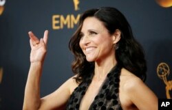Aktris Julia Louis-Dreyfus tiba di acara Emmy Awards ke-68, Minggu (18/9).
