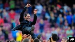 Diego Simeone, porté en triomphe après un match de la Liga entre l'Atletico et le FC Barcelone (17 mai 2014).
