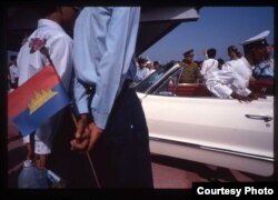 ព្រះមហាក្សត្រ​ព្រះបាទ សម្តេច ព្រះនរោត្តម​សីហនុ បាន​យាង​ត្រឡប់​មក​វិញ សម្រាប់​ការបោះឆ្នោត ឆ្នាំ១៩៩៣។ (រូបថតដោយ៖ Tim Page)