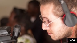 Matthew Stein films a traditional Ugandan engagement ceremony in Kampala, Uganda, May 1, 2015. (Photo: S. Terrill for VOA)