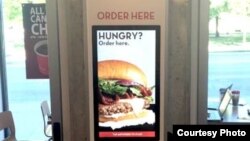 Restoran cepat saji seperti Wendy's kini mendirikan kios-kios elektronik swalayan untuk mengambil pesanan restoran (foto: ilustrasi).