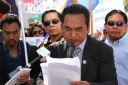 រូប​ឯកសារ៖ លោក ទូច វិបុល ចូលរួម​ការ​ធ្វើ​បាតុកម្ម​តវ៉ា​ឲ្យ​មាន​ការ​គោរព​សិទ្ធិមនុស្ស និង​លទ្ធិ​ប្រជាធិបតេយ្យ​នៅ​កម្ពុជា នៅ​មុខ​ក្រសួង​ការបរទេស រដ្ឋធានី​វ៉ាស៊ីនតោន កាលពី​ថ្ងៃទី១៥ ខែកញ្ញា ឆ្នាំ២០១៧។ (សាយ ​មុន្នី/VOA)