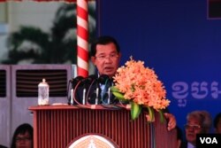 រូបឯកសារ៖ លោកនាយករដ្ឋមន្ត្រី ហ៊ុន សែន ដែលជាប្រធានគណបក្សប្រជាជនកម្ពុជា ចូលរួមក្នុងការប្រារព្ធខួបអនុស្សាវរីយ៍ លើកទី៦៦ ថ្ងៃបង្កើតគណបក្សប្រជាជនកម្ពុជា ក្នុងរាជធានីភ្នំពេញ នៅថ្ងៃទី២៨ ខែមិថុនា ឆ្នាំ២០១៧។ (VOA)