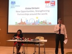 Duta Besar Inggris untuk Indonesia dan Timor Leste Owen Jenkins (kanan) dalam konferensi pers Inggris resmi keluar dari Uni Eropa, di kantor Kedubes Inggris, Jakarta, Jumat, 31 Januari 2020. (Foto: VOA/Ghita)