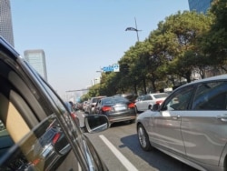 2020年3月18日上海街道上拥堵的车辆 （美国之音受访者拍摄）