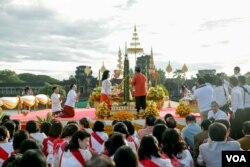 Cambodian Prime Minister Hun Sen, his wife, family members, and government officials, in an elaborate ritual ceremony to pray for the country's happiness at the famed Angkor Wat temple in Cambodia's northwestern Siem Reap province, November 02, 2017. (Khan Sokummono/VOA Khmer)