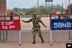 14일 인도 국경 도시인 아타리에서 국경안보군이 보초를 서고 있다. (자료사진)