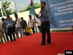 លោក​បណ្ឌិត​ប៉ា ចន្ទរឿន​ ប្រធាន​មជ្ឈមណ្ឌល​ទស្សន​វិជ្ជា​អនុវត្តន៍​ និង​សីលធម៌​នៅ​កម្ពុជា​លើក​ឡើង​ពី​ស្ថានភាព​សង្គម​ និង​នយោបាយ​កម្ពុជា​ ក្នុង​ពិធី​រំឭក​ខួប​លើក​ទី​២៨ នៃ​ការ​ចុះ​ហត្ថលេខា​លើ​កិច្ចព្រមព្រៀង​ទីក្រុង​ប៉ារីស រៀបចំ​ក្នុង​ទីក្រុង​ភ្នំពេញ​នៅ​ថ្ងៃទី​២៣ ខែ​ តុលា​ ឆ្នាំ​២០១៩។ (ហ៊ុល រស្មី/VOA)