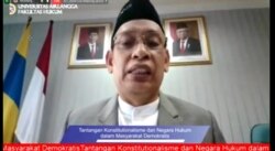 Rektor Universitas Airlangga Surabaya, Muhammad Nasih, dalam sebuah webinar (tangkapan layar: Petrus Riski/VOA).
