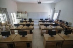Sebuah gambar yang diambil pada 30 Juni 2020, menunjukkan ruang kelas kosong di sekolah Our Lady of Lourdes di kota Zahle, Lebanon, di wilayah Bekaa tengah. (Foto: AFP/Joseph Eid)