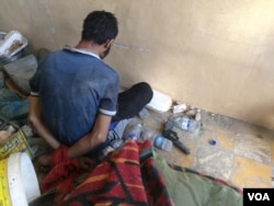 U iračkoj bazi u Mosulu, osumnjičenog militanta ID-a drže pre transporta vlasima, 9. juli 2017. (H.Murdock/VOA)