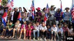 សកម្មជន​ដី​ធ្លី​មក​ពី​៨​សហគមន៍ បាន​ធ្វើ​បាតុកម្ម​នៅ​ខាង​មុខ​ស្ថានទូត​អាមេរិក​ប្រចាំ​នៅ​ប្រទេស​កម្ពុជា ដើម្បី​អំពាវនាវ​ឲ្យ​លោកស្រី Michelle Obama ធ្វើ​អន្តរាគមន៍​ឲ្យ​រដ្ឋាភិបាល​កម្ពុជា ដោះលែង​ស្រ្តី​១១នាក់​ពី​ពន្ធនាគារ និង​បញ្ហា​ដី​ធ្លី​នៅ​ថ្ងៃទី ២១ ខែមីនា ឆ្នាំ២០១៥។