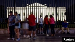 FILE - Turis berkumpul di depan Gedung Putih di Washington, D.C., 18 Juni 2024. Beberapa petinggi Partai Demokrat dilaporkan telah mendesak Presiden AS Joe Biden untuk mundur dari pencalonannya untuk dipilih kembali sebagai presiden. 