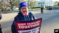 លោក​យាយ Maria Jacome អាយុ​៧៨ មក​ពី​រដ្ឋ​វ៉ាស៊ីនតោន​ ហើយ​ដែល​មាន​ដើម​កំណើត​មក​ពី​ប្រទេស​អេក្វាទ័រ ញញឹម​ក្នុង​ពេល​ចូល​រួម​បាតុកម្ម​មួយ​គាំទ្រ​​បទ​បញ្ជា​នីតិប្រតិបត្តិ​របស់​លោក​ប្រធានាធិបតី​អូបាម៉ា​នៅ​ឯ​សេតវិមាន​ក្នុង​រដ្ឋធានី​វ៉ាស៊ីនតោន​កាល​ពី​ថ្ងៃ​ទី​២១ ខែ​វិច្ឆិកា ឆ្នាំ​២០១៤។