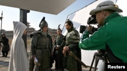 Seorang kru film China bekerja pada set mitos sejarah di Hengdian World Studios di provinsi Zhengjian, China, 2 Maret 2006. (Foto: Reuters/Nir Elias)