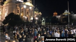 Nekoliko hiljada ljudi okupljeno je ispred Skupštine Srbije, 11. jula 2020.