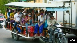 Garment workers wear masks on a shared ride to their homes in Phnom Penh, Cambodia, on March 10, 2021. (Hean Socheata/VOA Khmer) 