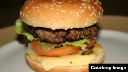 Orang Amerika mengkonsumsi sekitar 10 miliar hamburger setiap tahunnya (foto: Benedikt Koehler via Flickr)