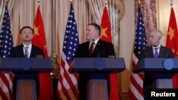 美国国务卿蓬佩奥和美国国防部长马蒂斯在美中外交与安全对话会议后在华盛顿国务院举行的记者会上倾听中国国务委员杨洁篪讲话。（2018年11月9日）