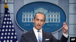 លោក Stephen Miller ថ្លែង​នៅ​ក្នុង​សន្និសីទ​កាសែត​មួយ​នៅ​ក្នុង​សេតវិមាន កាលពី​ថ្ងៃទី២ ខែសីហា ឆ្នាំ២០១៧។