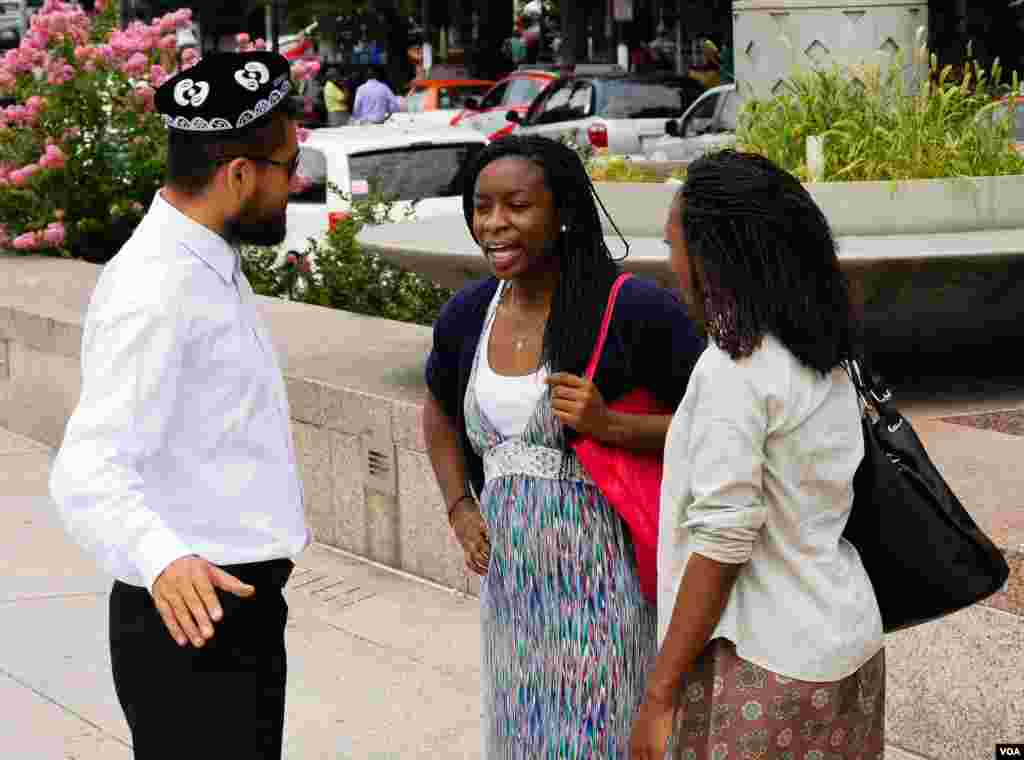 Vashingtonda Uyg&#39;ur madaniy festivali. Tadbirdan so&#39;ng jamoa Xitoy elchixonasi qarshisida norozilik namoyishi o&#39;tkazdi, Vashington, 3-avgust, 2014-yil. Odil Ruzaliev surati