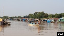 រូប​ឯកសារ៖ ភូមិលិចទឹករបស់ប្រជាពលរដ្ឋលើផ្ទៃទន្លេសាប​នៅ​ជាប់​តំបន់​ព្រៃ​លិចទឹក​នៅ​​ក្នុងតំបន់ឆ្នុកទ្រូ ខេត្តកំពង់ឆ្នាំង កាលពីខែមីនា ឆ្នាំ២០២០។ (ស៊ុន ណារិន/វីអូអេ)