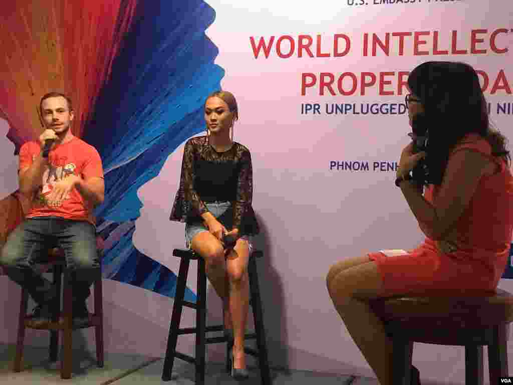 អ្នកនិពន្ធបទចំរៀងនិងជាអ្នកចំរៀងដ៏មានប្រជាប្រិយ កញ្ញា Nikki Nikki និងអ្នកគ្រប់គ្រងរបស់នាងលោក Brendan Gallagher កំពុងផ្តល់មតិនៅក្នុងកិច្ចពិភាក្សាស្តីពីកម្មសិទ្ធិបញ្ញា និងឧស្សាហកម្មតន្រ្តីកម្ពុជា រៀបចំដោយសា្ថនទូតសហរដ្ឋអាមេរិក និងមជ្ឈមណ្ឌលបុប្ផាណាដើម្បីអបអរទិវាកម្មសិទ្ធិបញ្ញាពិភពលោក កាលពីថ្ងៃទី១០ ខែ ឧសភា ឆ្នាំ ២០១៨ រាជធានីភ្នំពេញ ប្រទេសកម្ពុជា។(ទុំ ម្លិះ/VOA)