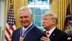 President Donald Trump (kanan) memberikan penghargaan Medal of Freedom kepada mantan pebasket NBA, Jerry West, di Ruang Oval, Gedung Putih, 5 September 2019. 