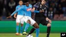 Isco du Real Madrid, à droite, face à Amadou Diawara de Naples, lors d’un match de Ligue des champions à Naples, le 7 mars 2017. 