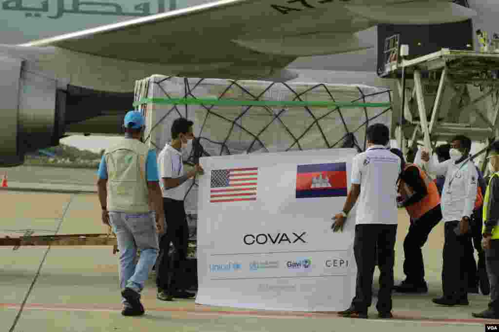 វ៉ាក់សាំងបង្ការជំងឺកូវីដ១៩ ប្រភេទ Johnson &amp; Johnson ដែលជាជំនួយរបស់សហរដ្ឋអាមេរិក ក្រោមយន្តការកូវ៉ាក់(COVAX) បានមកដល់កម្ពុជា នៅថ្ងៃទី ៣០ ខែកក្កដា ឆ្នាំ២០២១។ (ហ៊ាន សុជាតា/វីអូអេ)