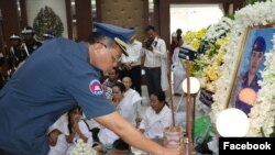 មន្ត្រី​មាន​សមត្ថកិច្ច​ចូល​រួម​រំលែក​ទុក្ខ​ក្នុង​ពិធី​បុណ្យ​សព​របស់​លោក​អនុសេនីយ៍​ឯក ទៀន ករុណា​ មន្ត្រី​កង​រាជ​អាវុធហត្ថ​ ដែល​ត្រូវ​ក្រុម​ជួញ​ដូរ​ថ្នាំ​ញៀន​បាញ់​របួស​ ហើយ​បាន​ស្លាប់​ពេល​បញ្ជូន​ដល់​មន្ទីរពេទ្យ​កាល់ម៉ែត។ (រូបថត​ដក​ស្រង់​ចេញ​ពី​ទំព័រ​ហ្វេសប៊