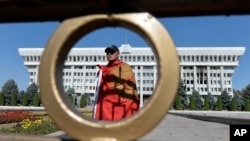 Qirg''izistonda hukumatdan norozi ekanini aytib, namoyishga chiqqan fuqaro, Bishkek, 7-oktabr, 2020. Odamlar ijtimoiy tarmoqlarda faol ekani tuzumlarni xalq dardiga quloq solishga majbur qilayaptimi? 