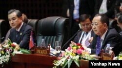 지난달 26일 라오스 비엔티안에서 열린 아세안지역안보포럼(ARF)에서 왕이 중국 외교부장(왼쪽)과 리용호 북한 외무상이 옆자리에 앉아 있다. (자료사진)