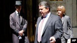 Germany's Economy and Energy Minister Sigmar Gabriel departs G7 meeting for Energy, Rome, May 6, 2014.