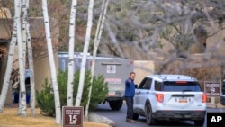 Zamenici šerifa okruga Santa Fe stižu u susjedstvo Santa Fe Samit gde su glumac Džik Hekman i njegova supruga Betsi Arakava pronađeni mrtvi, u četvrtak, 27. februara 2025. u Santa Feu.(Foto: AP/Roberto E. Rosales)