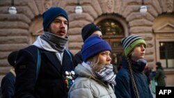 เกรตา ธันเบิร์ก (คนกลาง) และนักเคลื่อนไหวเพื่อสิ่งเเวดล้อมคนอื่น ๆ ที่กรุงสตอกโฮล์ม ประเทศสวีเดน วันที่ 11 มี.ค. 2024