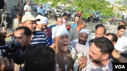 사우디아라비아 타부크에서 온 몸을 벌로 덮은 남성이 사진을 찍기 위해 포즈를 취하고 있다.