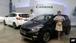 អ្នក​បង្ហាញ​ម៉ូដ​ឈរ​នៅ​ជាប់​រថយន្ត​ម៉ាក New Carens របស់​ក្រុមហ៊ុន Kia Motors Corp ក្នុង​ពេល​ដាក់​បង្ហាញ​រថយន្ត​របស់​ខ្លួន​នៅ​ក្នុង​ក្រុង​សេអ៊ូល ប្រទេស​កូរ៉េ កាលពី​ថ្ងៃទី២៦ ខែកក្កដា ឆ្នាំ២០១៦។